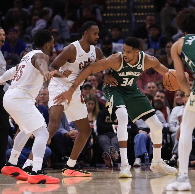 密尔沃基雄鹿国际比赛日迎来里程碑；志在荷甲名次提升；媒体盛赞；赛程密集仍需轮换的简单介绍