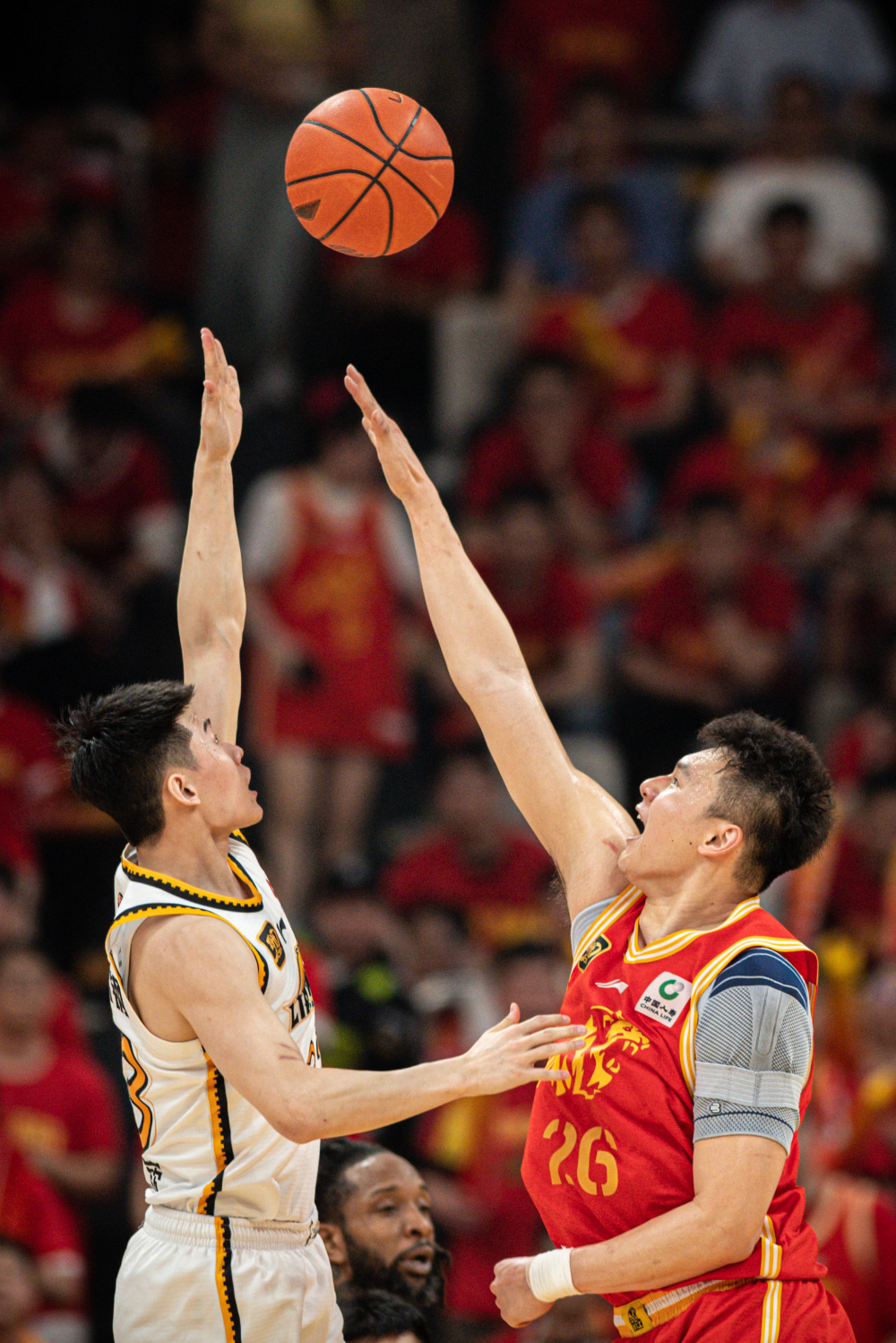 包含今夜体能课后，浙江队篮板制胜备战NBA常规赛，质疑声仍在，轮换策略成焦点的词条