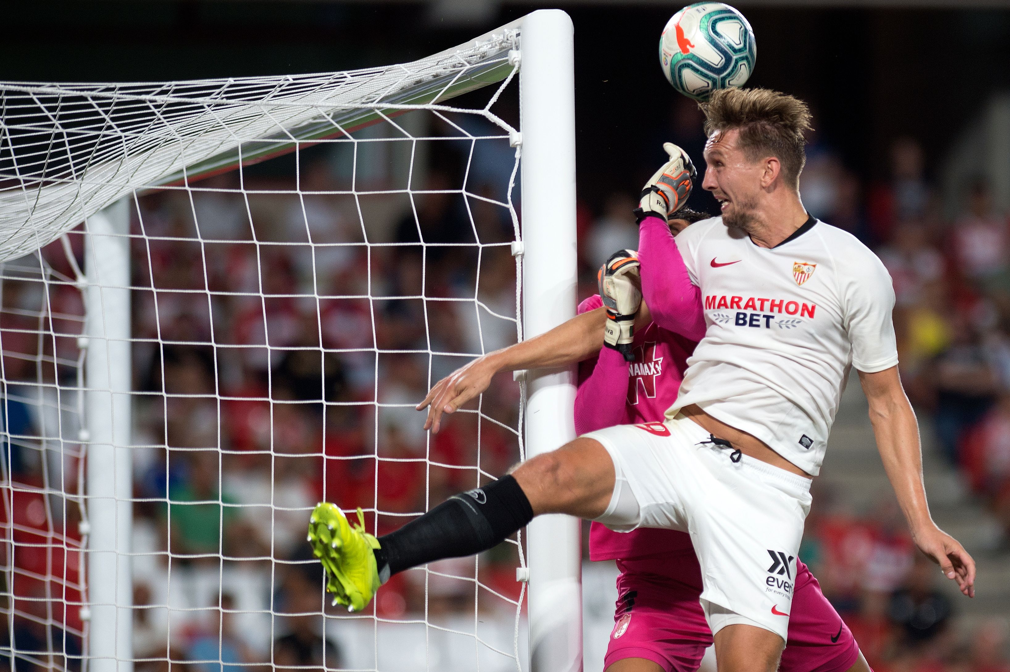 包含欧篮联今夜走向成谜，塞维利亚外线爆发，目标明确，身体对抗强度拉满的词条