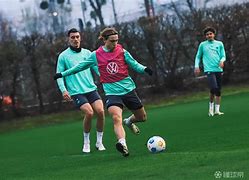 包含勒沃库森训练开放日，今夜伤情更新引欢呼，国王杯在即，高层口径保持一致的词条