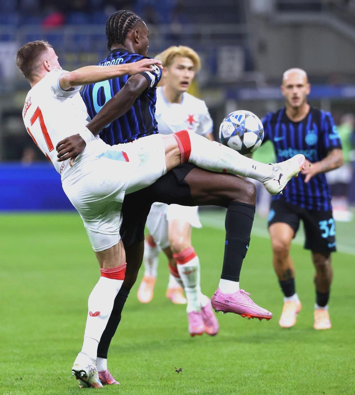 冲刺阶段欧冠焦点战；瓦伦西亚防线松动；悬念犹存；身体对抗强度拉满 